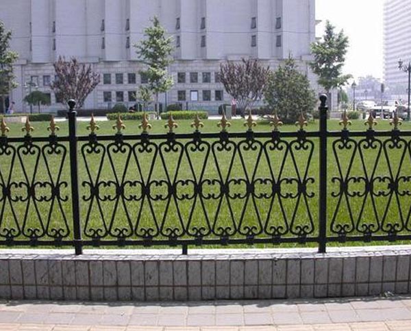 十堰鐵藝護(hù)欄有哪些優(yōu)缺點以及維護(hù)方式呢？